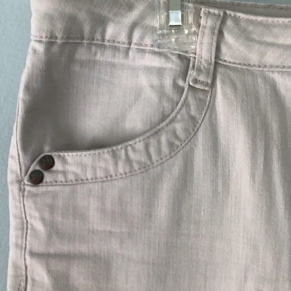 Living Planet cream capris - size 12. Front and back pockets. - Picture 2 of 9